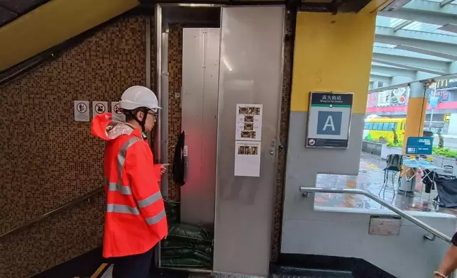 黃大仙及彩虹站職員檢查車站出入口及防洪設備。港鐵圖片