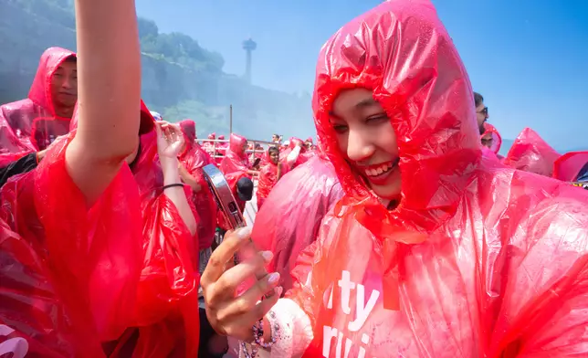 冒著全身濕透，登上遊船。