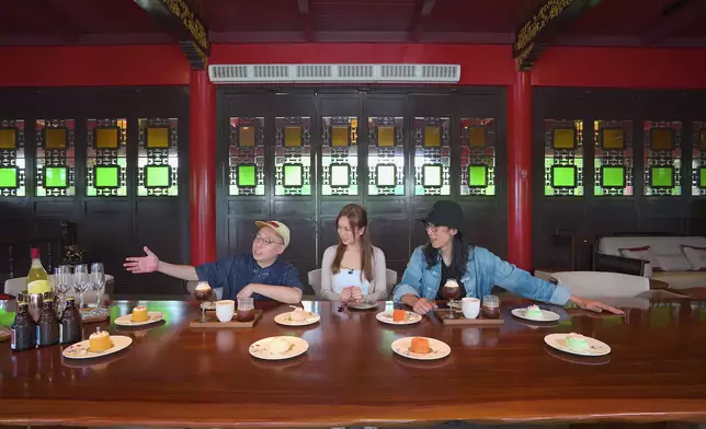 三人品嚐用一款咖啡豆，製成三種口味的飲品。