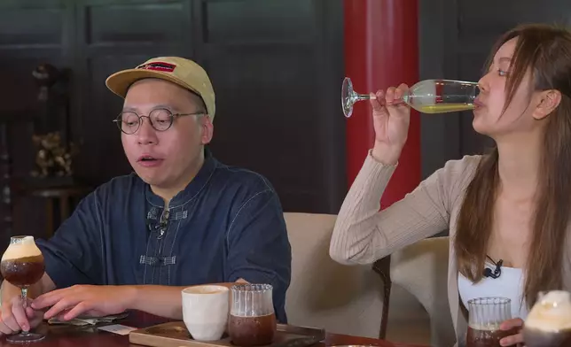 三人品嚐用一款咖啡豆，製成三種口味的飲品。