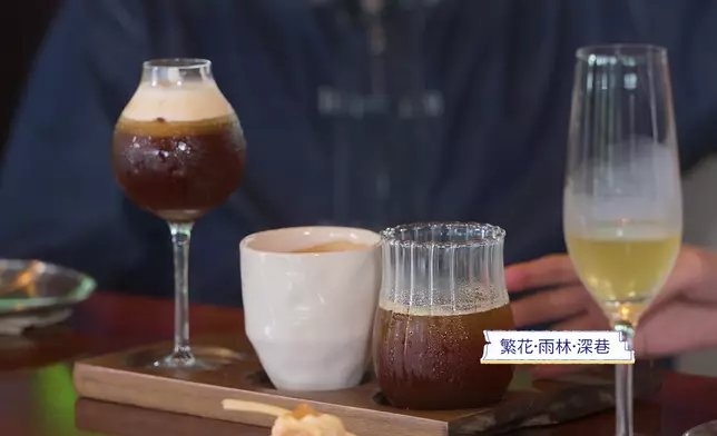 三人品嚐用一款咖啡豆，製成三種口味的飲品。