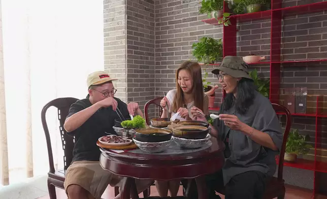 C君食豬眼煲仔飯時食到爆汁。