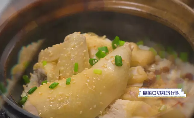 自製白切雞、啫啫牛蛙、爆膏蟹生蠔及爆汁豬眼煲仔飯。