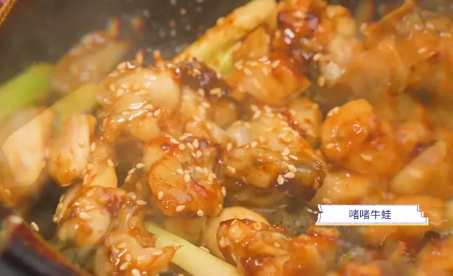 自製白切雞、啫啫牛蛙、爆膏蟹生蠔及爆汁豬眼煲仔飯。