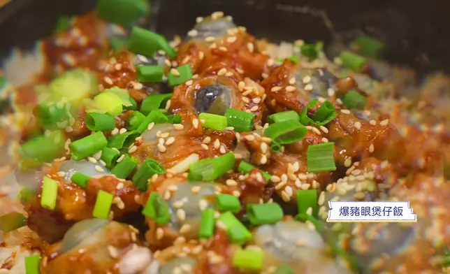 自製白切雞、啫啫牛蛙、爆膏蟹生蠔及爆汁豬眼煲仔飯。