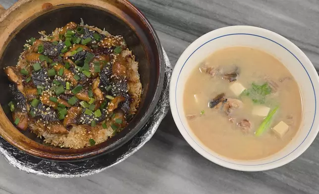 煲仔飯配店內招牌鱔骨湯。