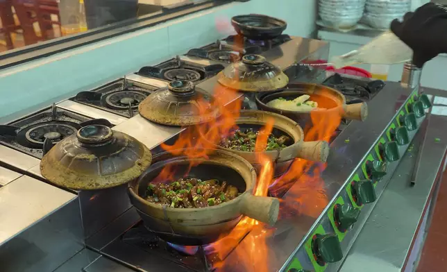 該店煮煲仔飯的秘訣在於三度熄火再翻燒。