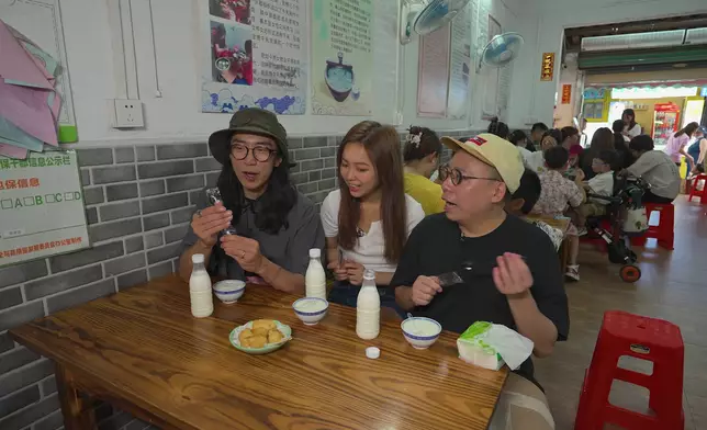 三人遊順德雙皮奶美食一條街。