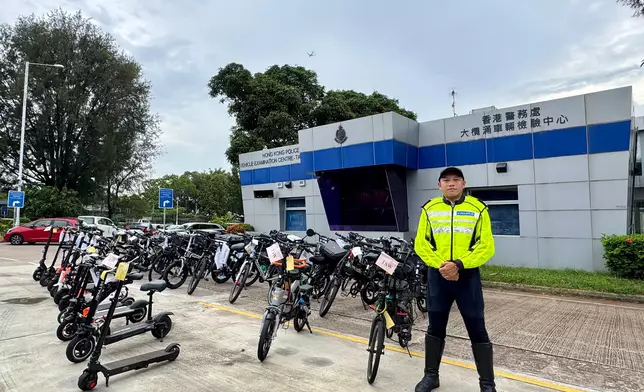 張展鴻展示證物。