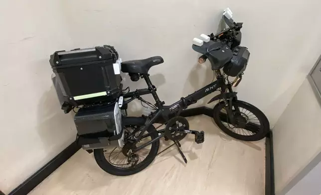 警員扣查5部電動單車及兩部電動滑板車。警方圖片