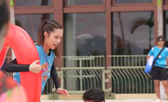 Tiffany玩遊戲勁靚相。