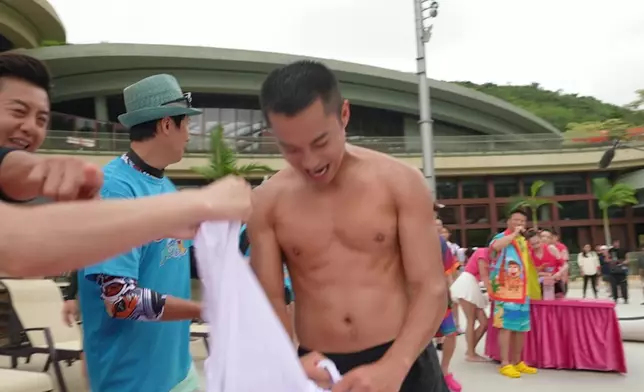 「水上障礙大賽」Danny除衫半裸大騷肌肉勁吸睛。