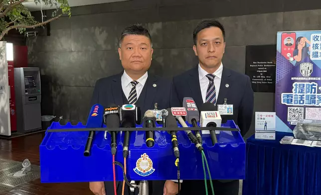 新界南總區刑事部警司李木易（左）及防止罪案辦公室總督察曹世樑（右）向傳媒簡報案情。