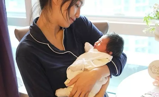 Jumbo今日（12日）在IG透露已順利誕下女兒。