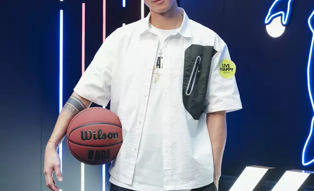Stanley手持籃球擺出各個型格甫士。