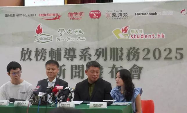 梁國成(右二)表示，近日學友社專線服務收到學生出現焦慮的查詢增加，呼籲家長留意子女的精神狀態。學友社圖片