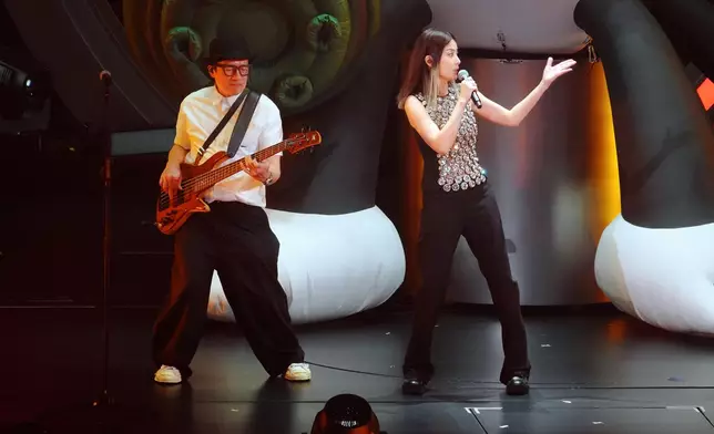 Kelly特邀專程從英國返港的音樂總監雷頌德（Mark）領軍，聯同「豹哥」單立文、Joey Tang及黃丹儀等組成超級樂隊。