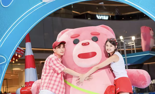 粉「熊」抱抱驚喜 - BELLYGOM換上全新夏日造型亮相東薈城名店倉與大家互動