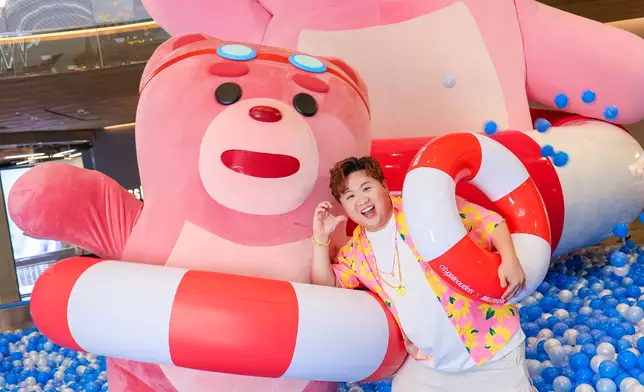 Fatboy@ERROR及BELLYGOM於BELLY Dive巨型波波泳池一同暢「游」打卡。