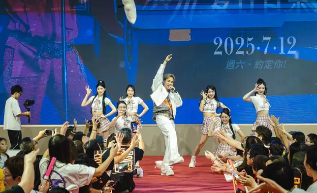 全程又唱又跳。