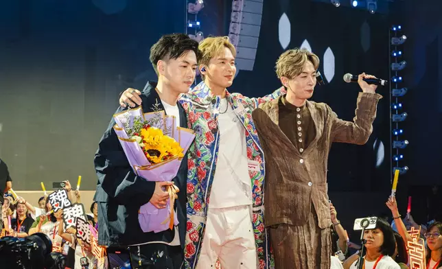 三位合唱《最佳損友》。