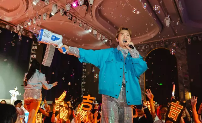 更出動私火泡泡槍射向觀眾。