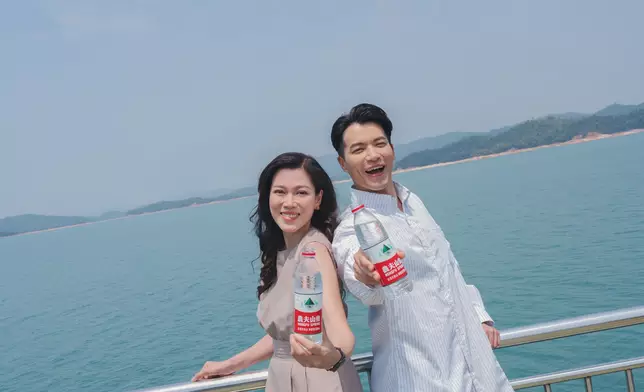 許家傑與林淑敏親赴位於河源的農夫山泉水源地「萬綠湖」尋找好水之源。