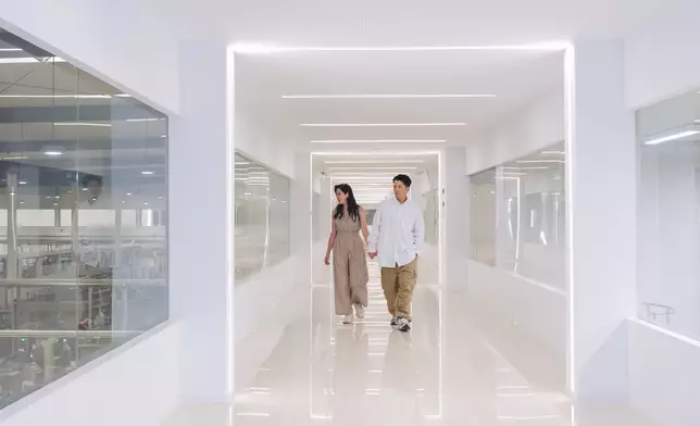 二人又去到工廠參觀。