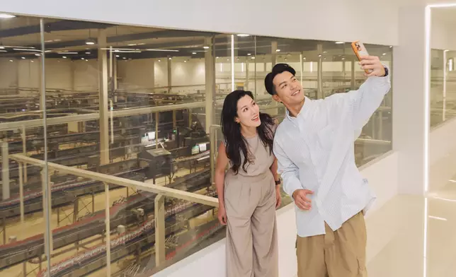 二人又去到工廠參觀。