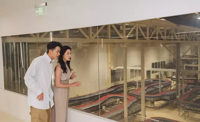 二人又去到工廠參觀。