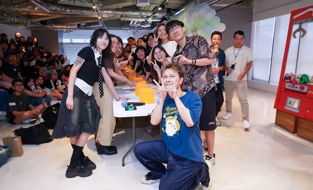 落場一齊玩遊戲。