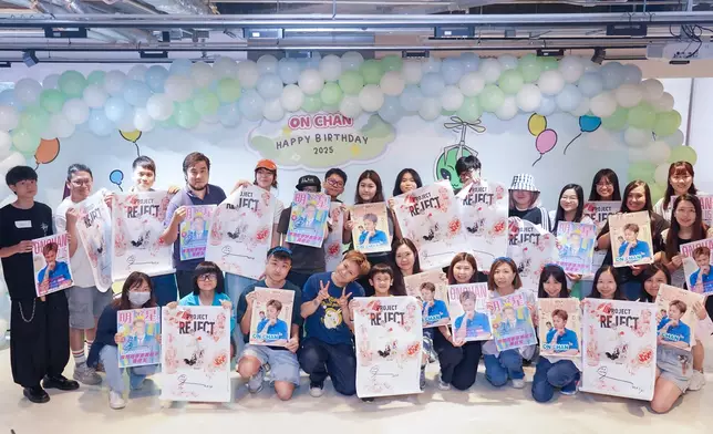 安仔自己生日狂送出禮物和海報。