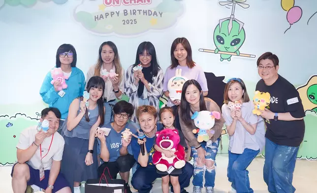 安仔自己生日狂送出禮物和海報。