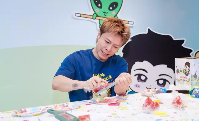 又即場親手刨西瓜冰。