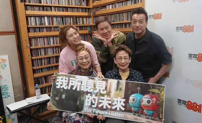 石修（修哥）、陳志雲（Stephen）、馮素波（波姐）、黃文慧（Bonnie）及梅小惠五位殿堂級藝人為雷霆881商業一台全新暑期節目——原創廣播劇《我所聽見的未來》進行錄音。