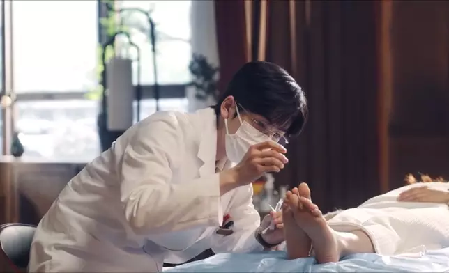 張凌赫演中醫師為徐若晗治失眠。