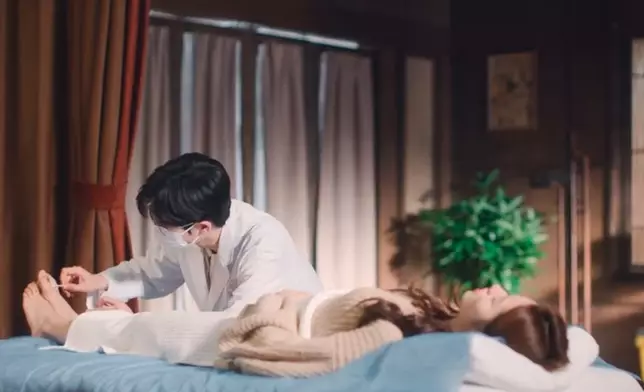 張凌赫演中醫師為徐若晗治失眠。