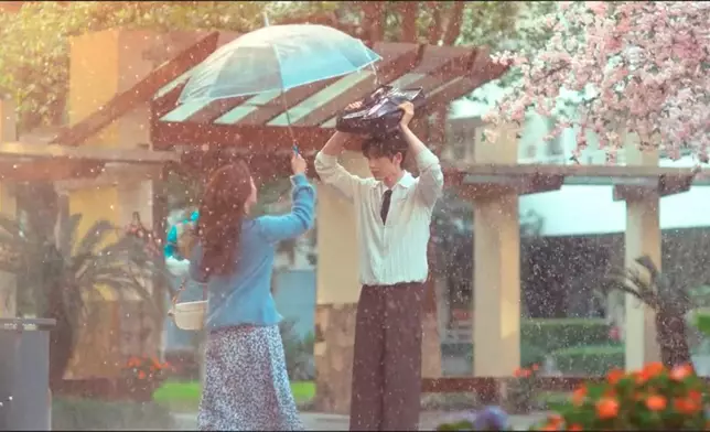 愛情故事必備的雨中浪漫場面。