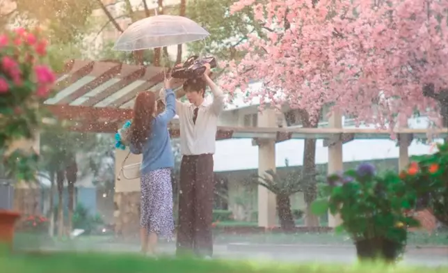 愛情故事必備的雨中浪漫場面。