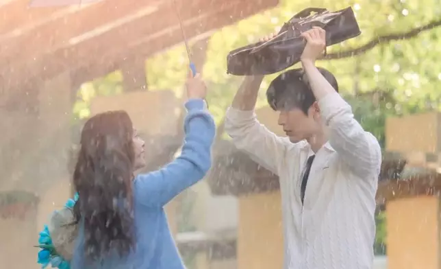 愛情故事必備的雨中浪漫場面。