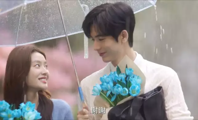 愛情故事必備的雨中浪漫場面。