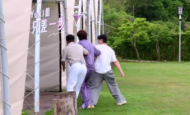 細John講番點樣嚇走咗林俊其嗰組時，都仲係忍唔住笑。