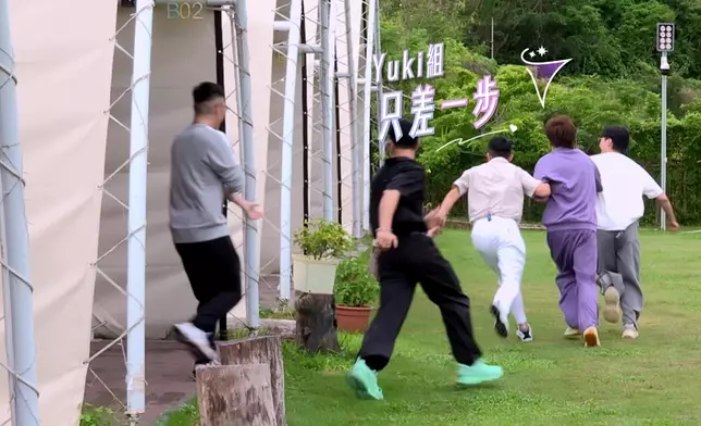 細John講番點樣嚇走咗林俊其嗰組時，都仲係忍唔住笑。