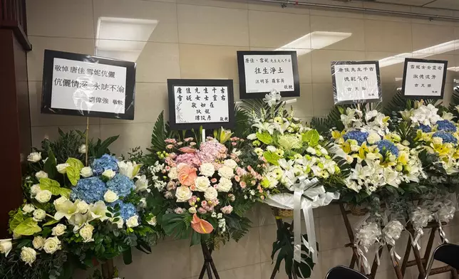 生前的好友們送上花牌。
