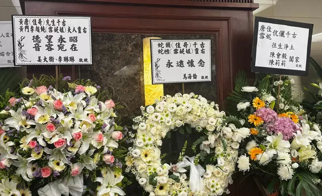 生前的好友們送上花牌。
