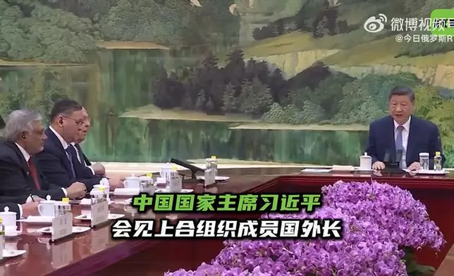 習近平在北京人民大會堂，集體會見來華出席上合組織成員國外長理事會會議的各國外長和常設機構負責人。央視截圖