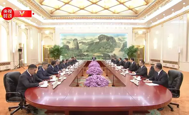 習近平在北京人民大會堂，集體會見來華出席上合組織成員國外長理事會會議的各國外長和常設機構負責人。央視截圖