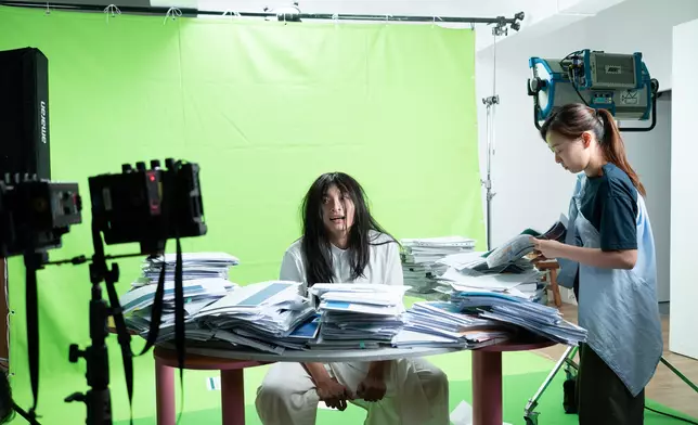 依循傳統上班規律的阿Dee神情頹然似足貞子，面容惆悵。