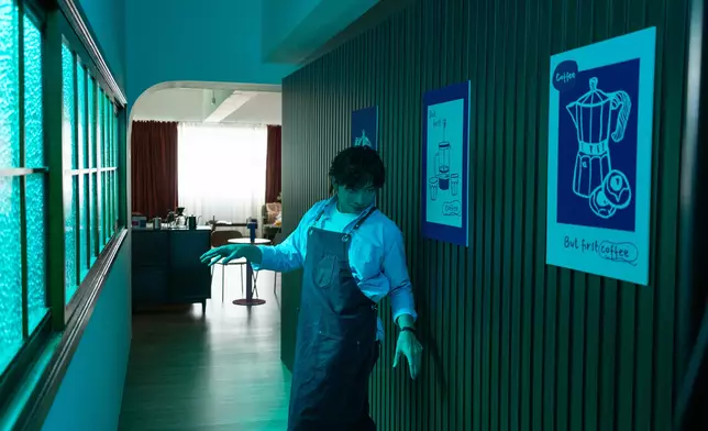 「藍領鬼 」阿Dee搵到筍工後極風騷，未開舖已跳起折骨舞，大騷舞技。