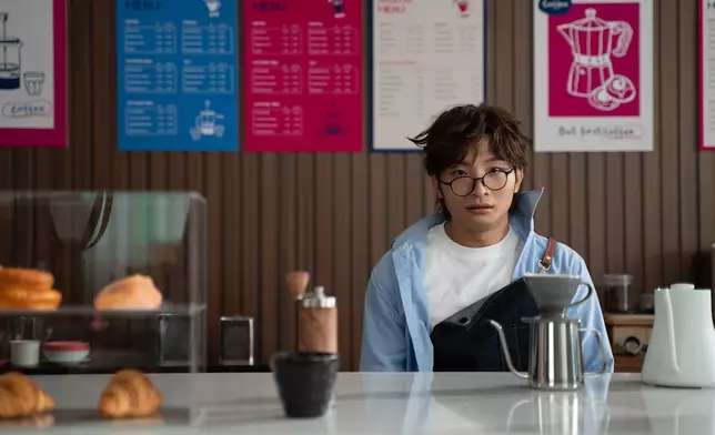 飾演「藍領鬼 」阿Dee因長期上班搞到甩皮甩骨，成為打工「頹鬼」。